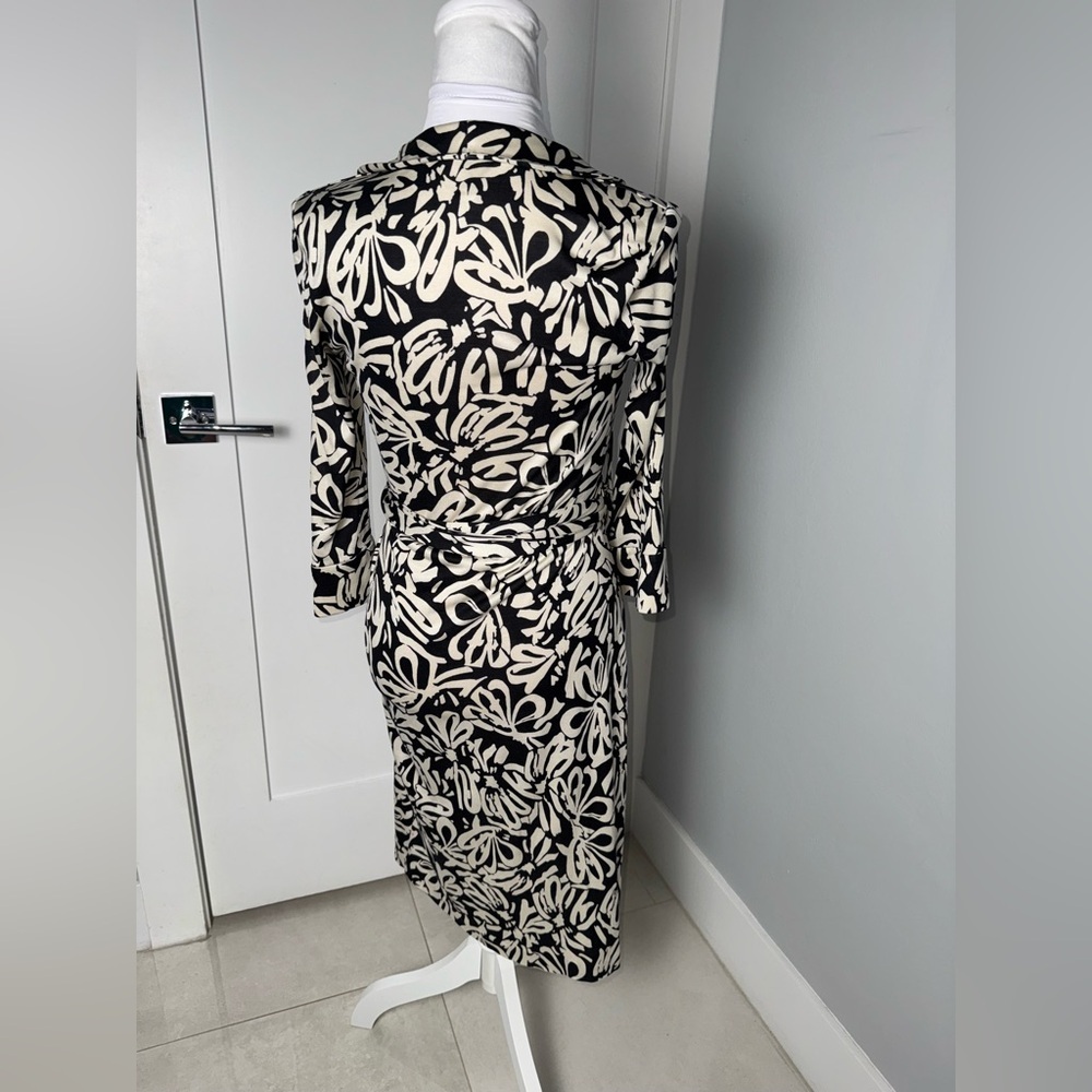 DIANE Von Furstenberg Julian Silk Wrap Dress/Size 4 - Picture 6 of 9